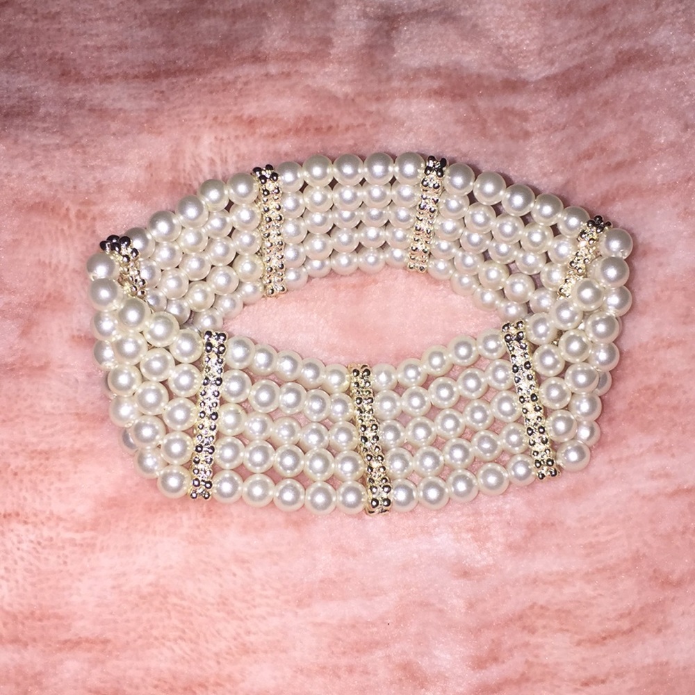 Pearl bracelet with silver detail between sections